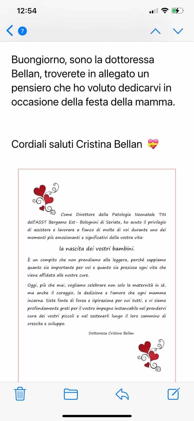 Screenshot di un messaggio di testo in italiano di Cristina Bellan, in cui si parla di coliche gassose con tono accorato e firmato con emoji di una faccia sorridente e di un cuore. Screenshot di un messaggio di testo in italiano di Cristina Bellan, in cui si parla di coliche gassose con tono accorato e firmato con emoji di una faccia sorridente e di un cuore.