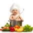 Un bambino sorridente con un cappello da cuoco è seduto in una grande pentola circondata da verdure, con in mano un mestolo, apparentemente inconsapevole delle coliche gassose che interrompono la preparazione di molti pasti.