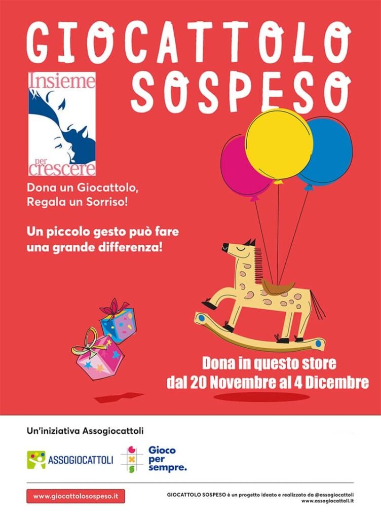 Locandina del "Giocattolo Sospeso" con cavallo a dondolo, palloncini, scatole regalo e dettagli sull'evento che prevede la donazione di giocattoli dal 20 novembre al 4 dicembre.